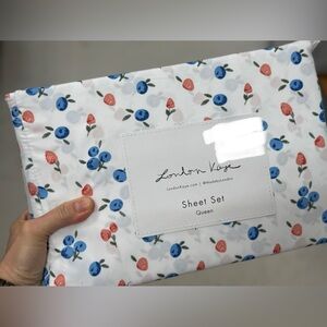 White and Blue Floral Sheet Set